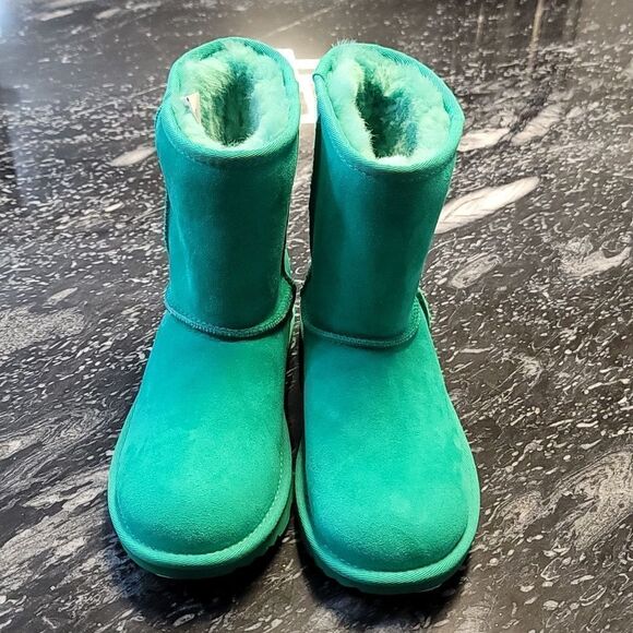 BRAND NEW UGG(r) CLASSIC SHORT II WATER RESISTANT GENUINE SHEARLING KIDS BOOT - Picture 3 of 16